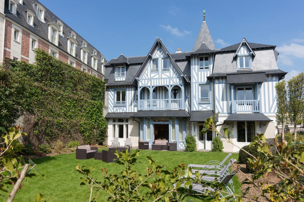 façade de la villa odette vu du jardin - hotel deauville