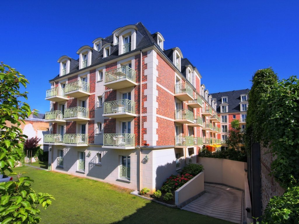 Fassade des'Hotels La Closerie in Deauville - appart hotel deauville