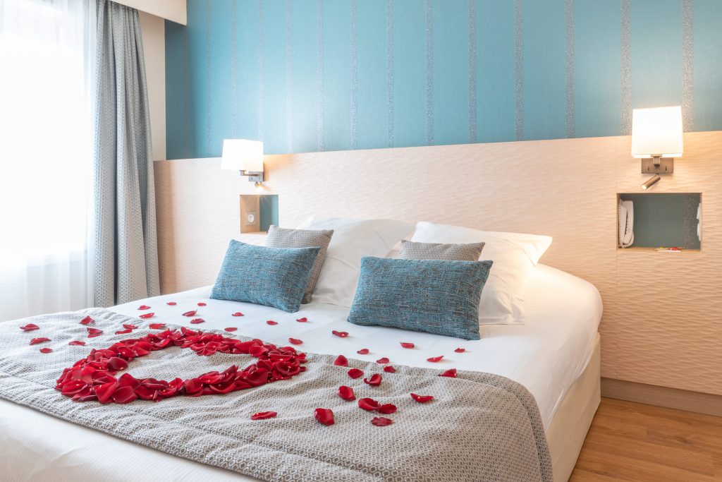 lit décoré de pétales de rose - appart hotel deauville