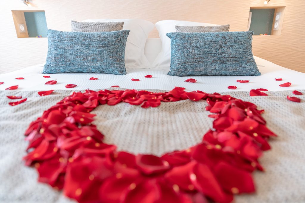 pétales de roses sur lit double - hotel a deauville