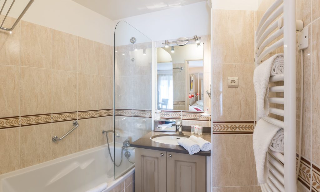 Unsere Dienstleistungen SdB 2 1 bettwäsche und handtücher werden während des aufenthalts in la closerie - hotel 4 etoiles normandie zur verfügung gestellt