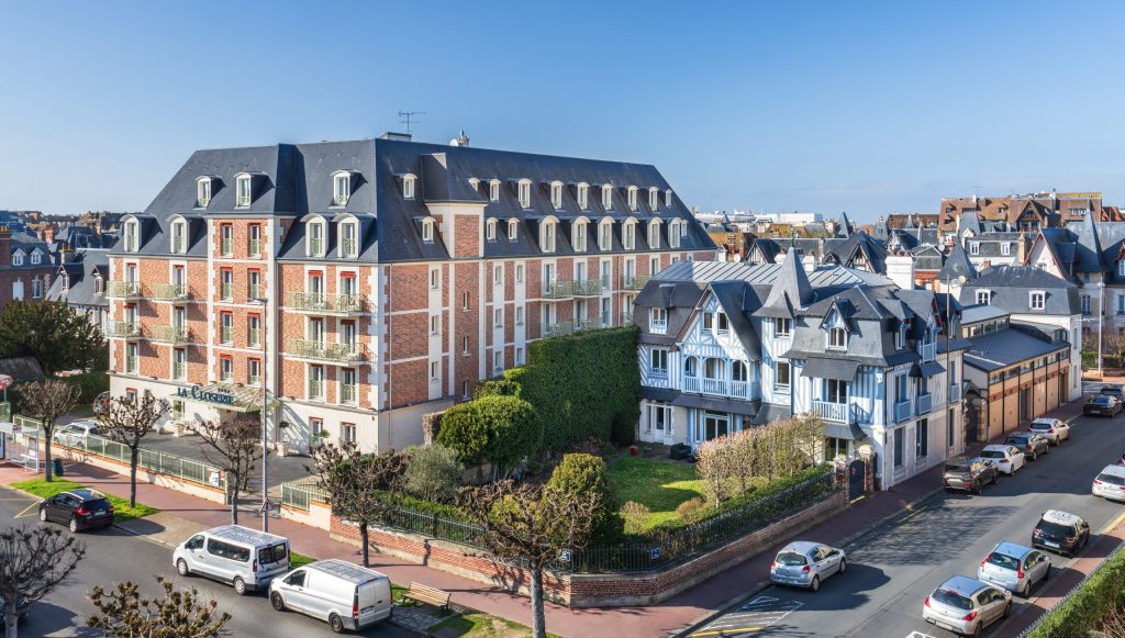 Hotel La Closerie Deauville von außen an einem sonnigen Tag gesehen - hotel deauville